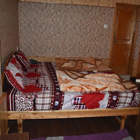 White House Kasol Hotell Exteriör bild