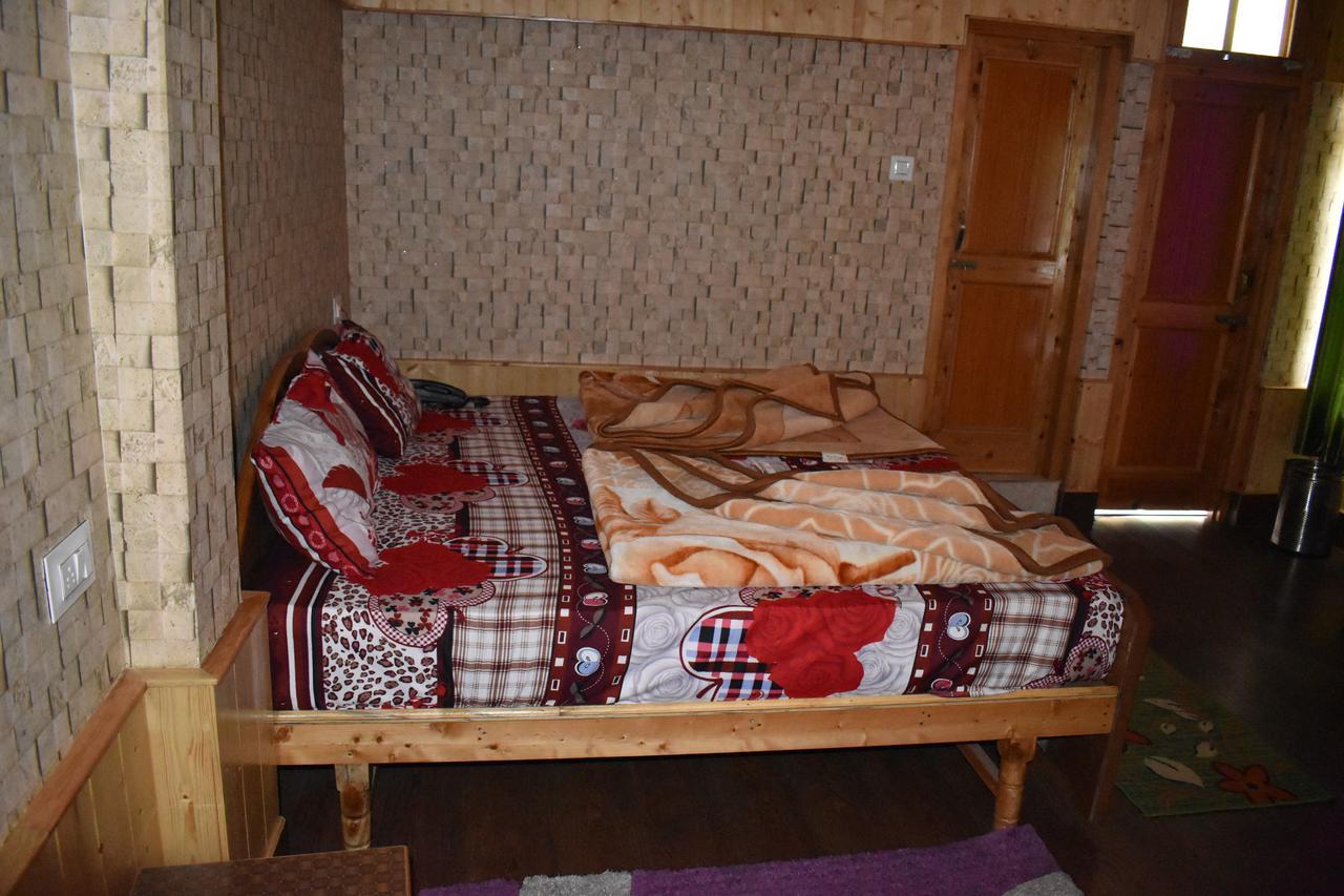 White House Kasol Hotell Exteriör bild